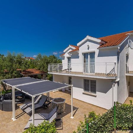 Holiday Home Olive Garden Brzac Екстериор снимка
