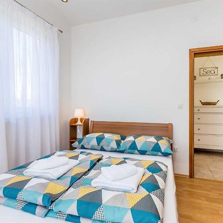 Holiday Home Olive Garden Brzac Екстериор снимка