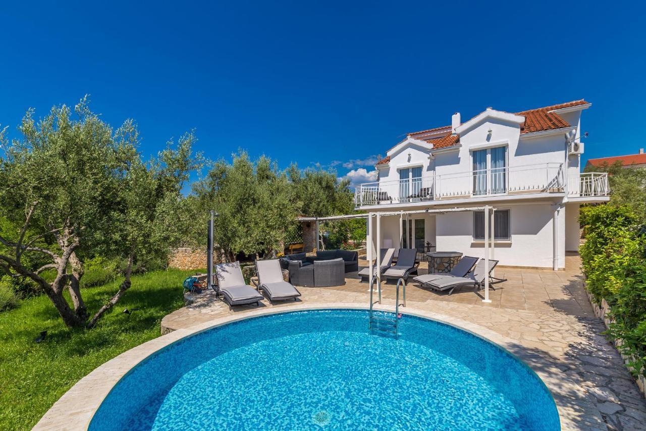 Holiday Home Olive Garden Brzac Екстериор снимка