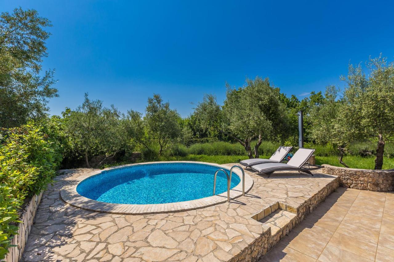 Holiday Home Olive Garden Brzac Екстериор снимка