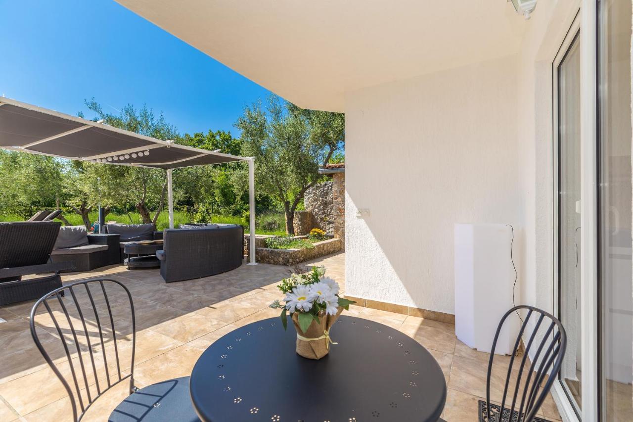 Holiday Home Olive Garden Brzac Екстериор снимка