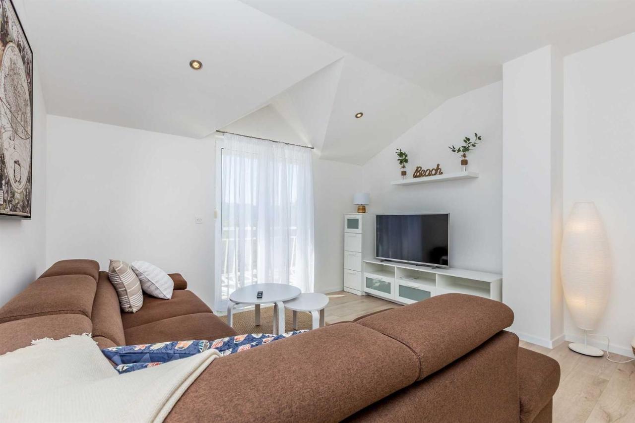 Holiday Home Olive Garden Brzac Екстериор снимка