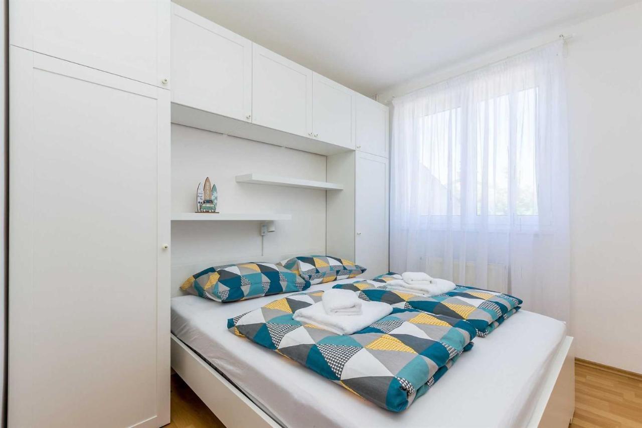 Holiday Home Olive Garden Brzac Екстериор снимка