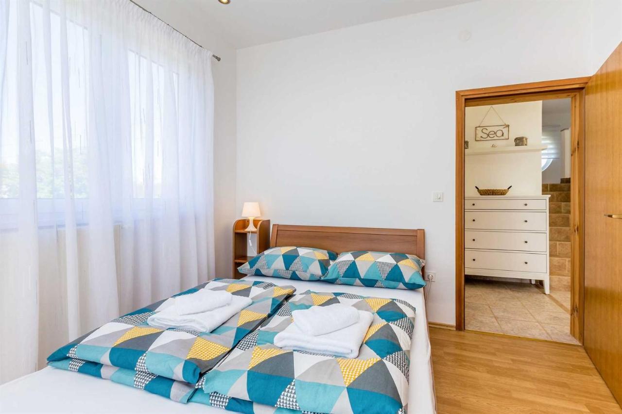 Holiday Home Olive Garden Brzac Екстериор снимка