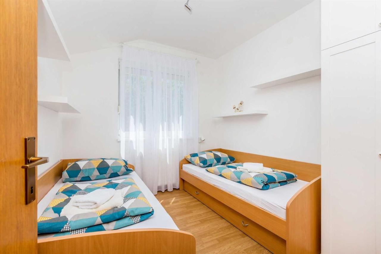 Holiday Home Olive Garden Brzac Екстериор снимка