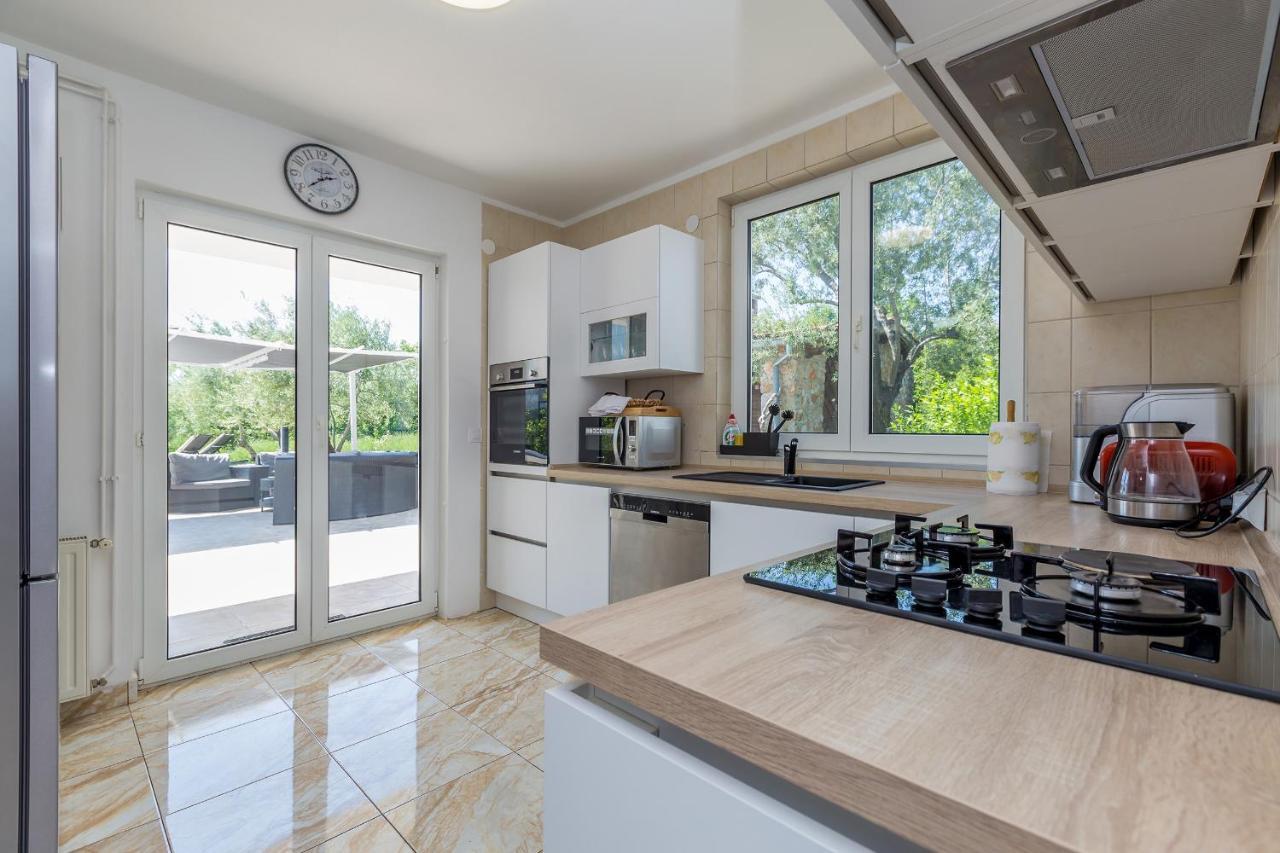 Holiday Home Olive Garden Brzac Екстериор снимка