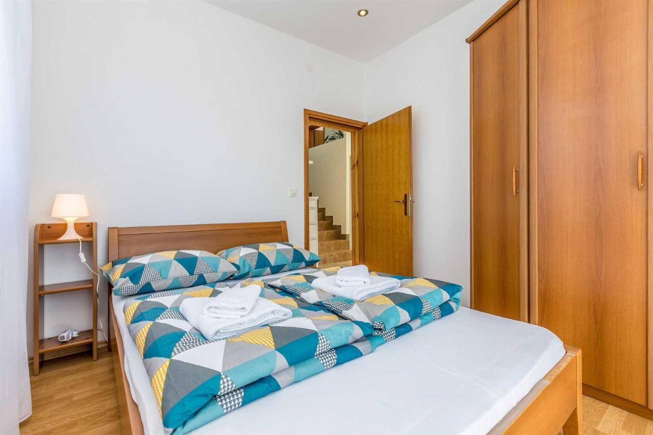 Holiday Home Olive Garden Brzac Екстериор снимка