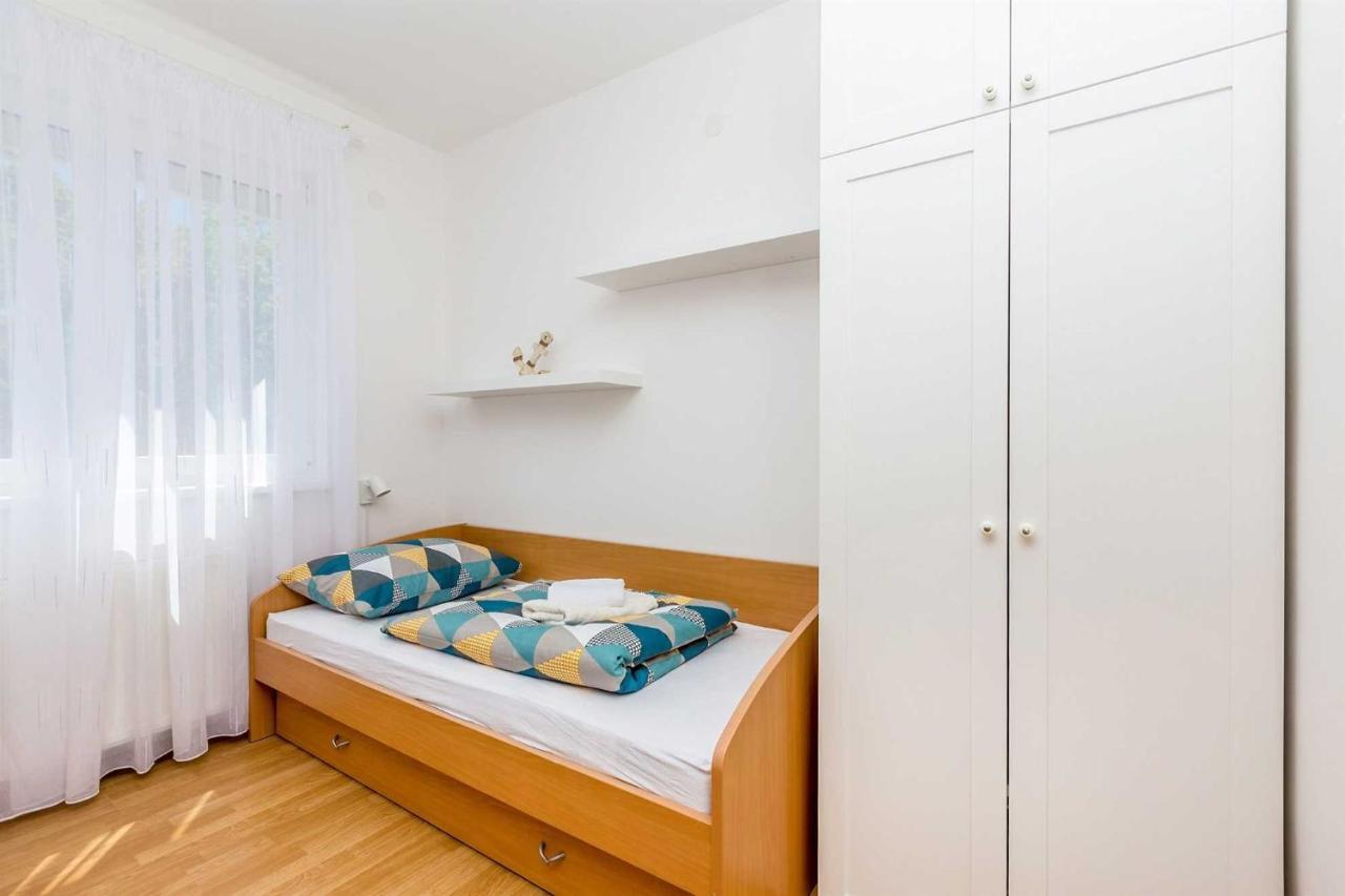 Holiday Home Olive Garden Brzac Екстериор снимка