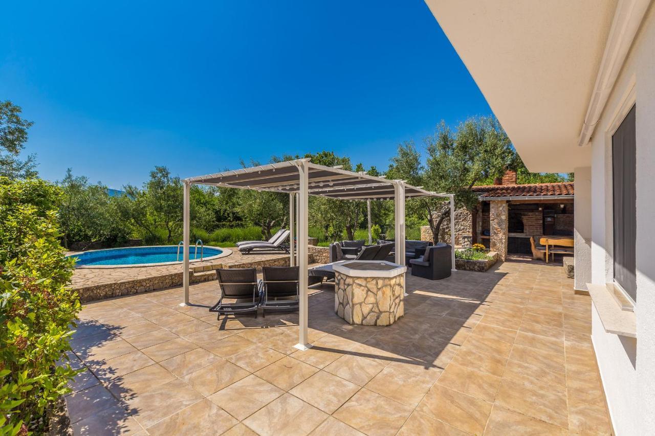 Holiday Home Olive Garden Brzac Екстериор снимка